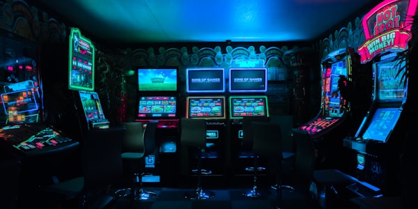 英雄联盟职业联赛LPL夏季赛决赛主视角直播画面，两支战队正在激烈团战